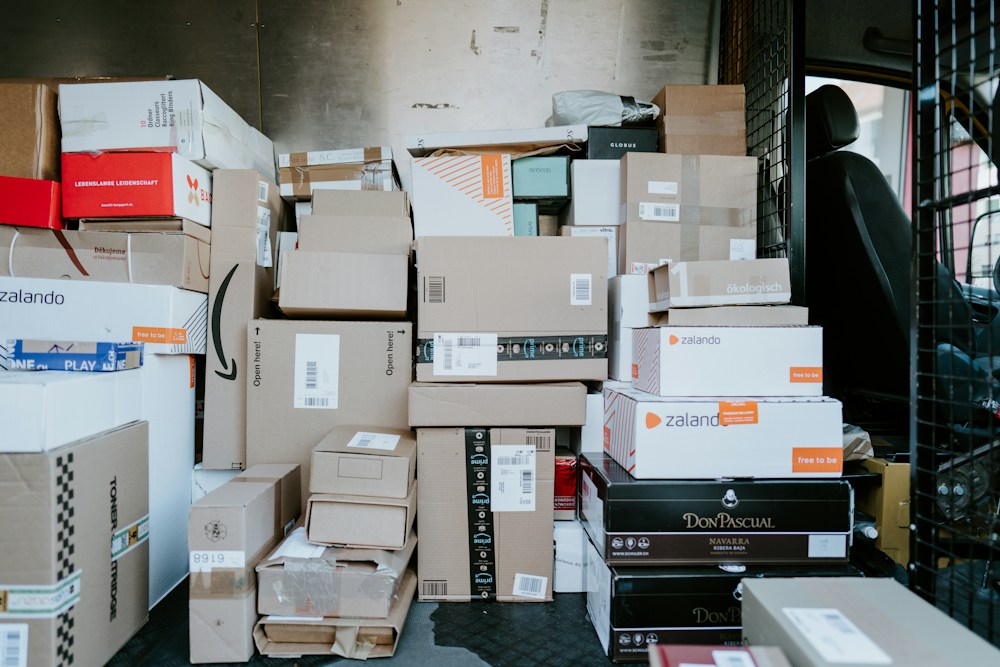 Fotografía de stock de paquetes preparados dentro de un vehículo de reparto
