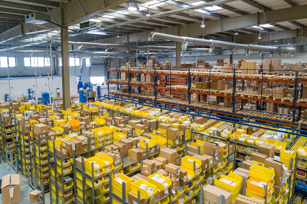 Fotografía de stock de un almacén con paquetes organizados